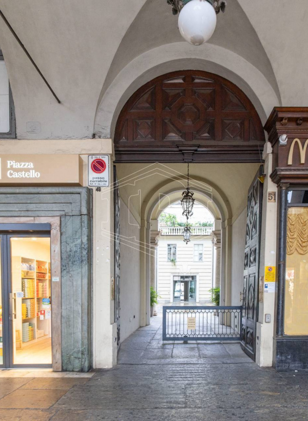 Locale commerciale in Piazza Castello, 51 - Torino