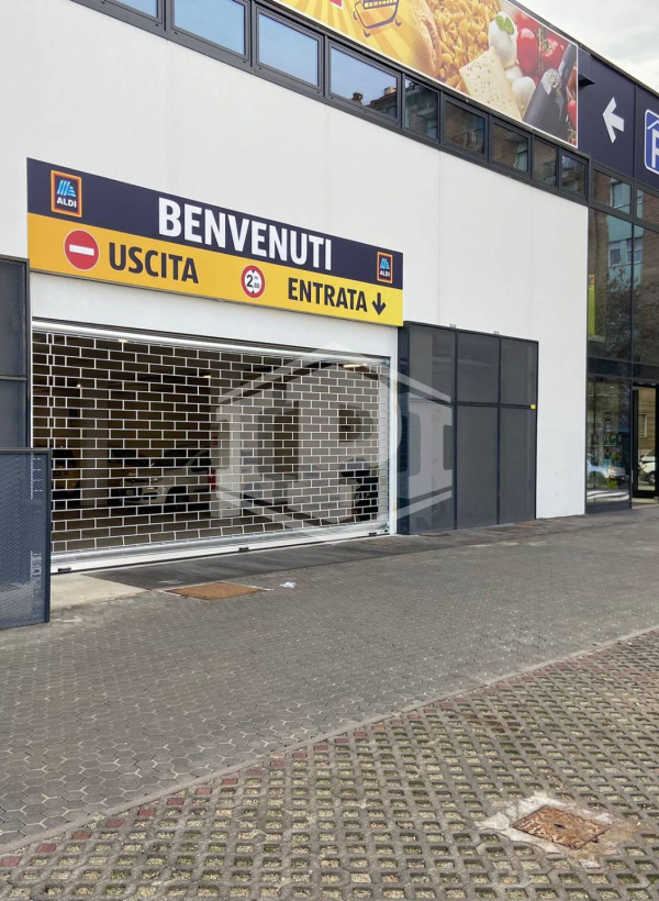 Locale commerciale a reddito in Strada di Settimo, 6 -  Torino