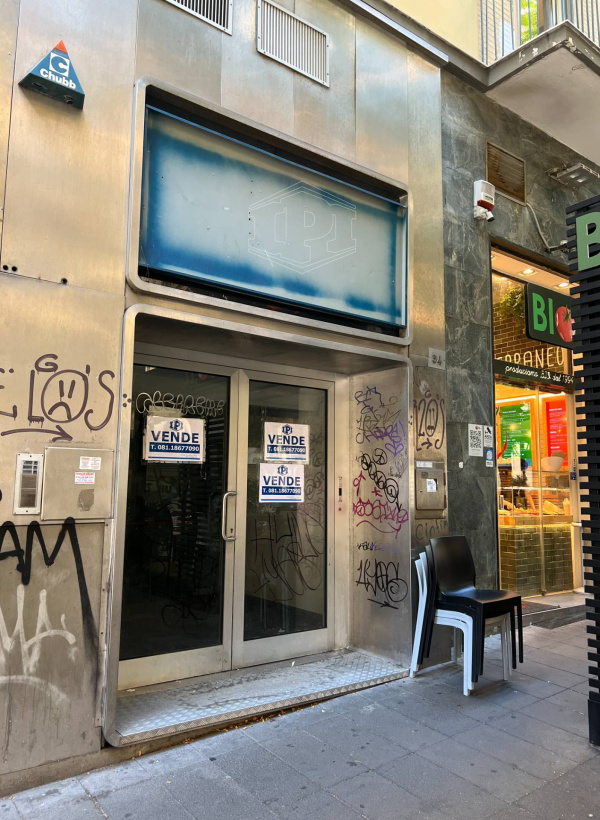 Locale commerciale Via Guantai Nuovi, Napoli (NA)
