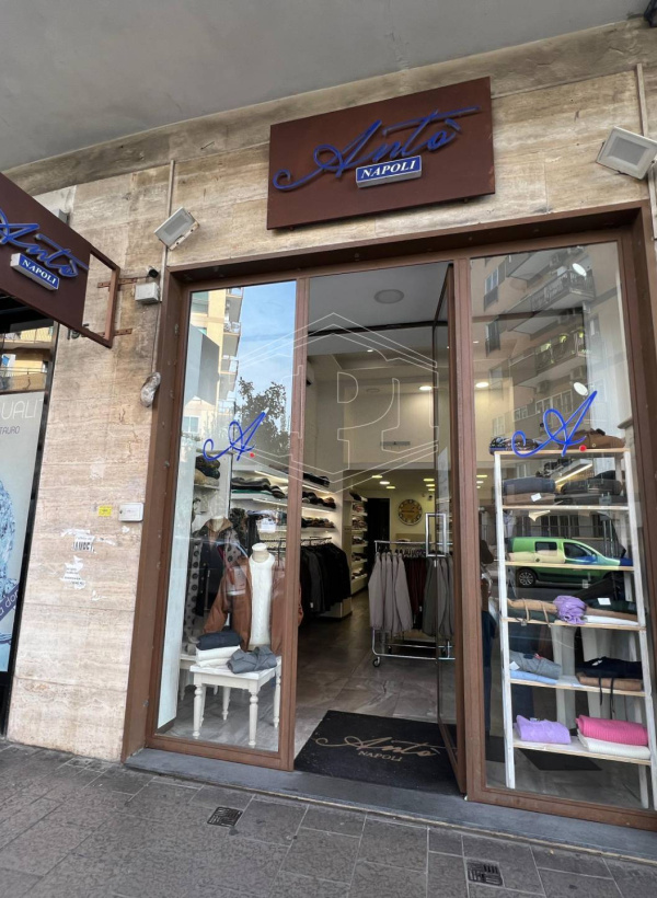Locale commerciale con cessione attività in Via F. Cilea 197, Napoli (NA)