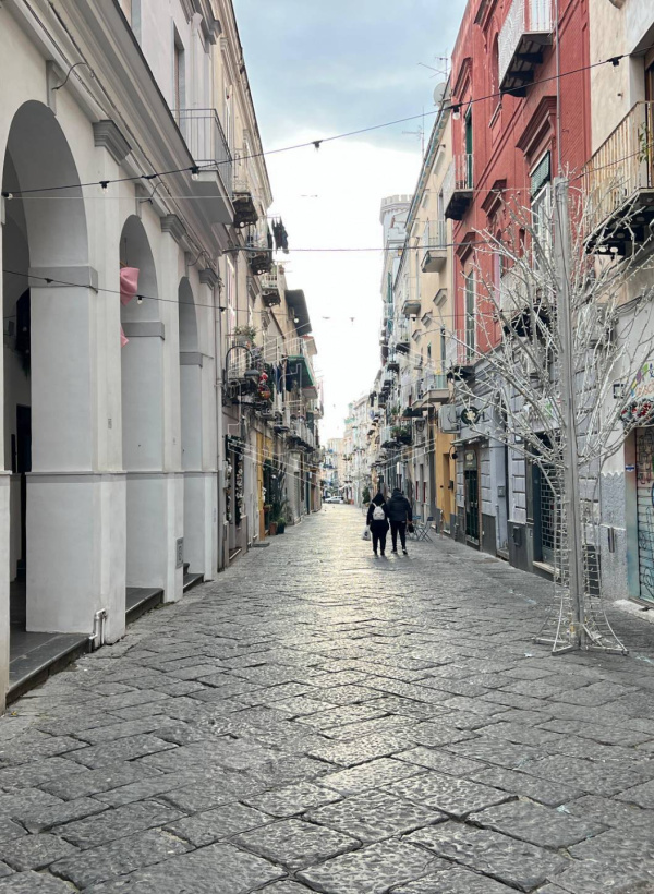 Ampio locale in Via Gaetano De Rosa, Bacoli (NA)