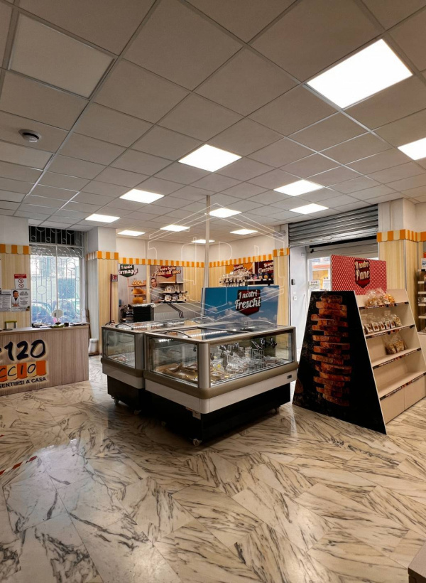 Locale commerciale in Via Nicola Nicolini 68, Napoli (NA)