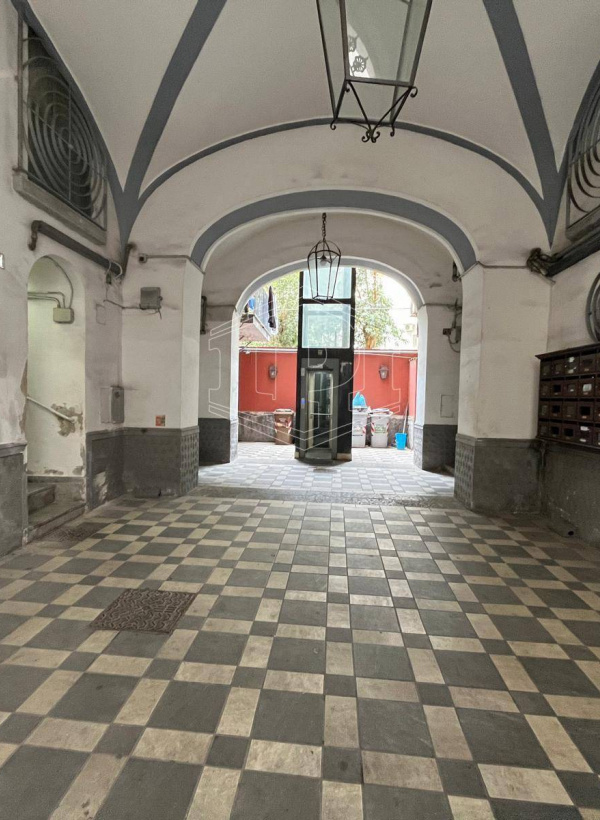 Deposito interno palazzo in Via Antignano 11, Napoli (NA)