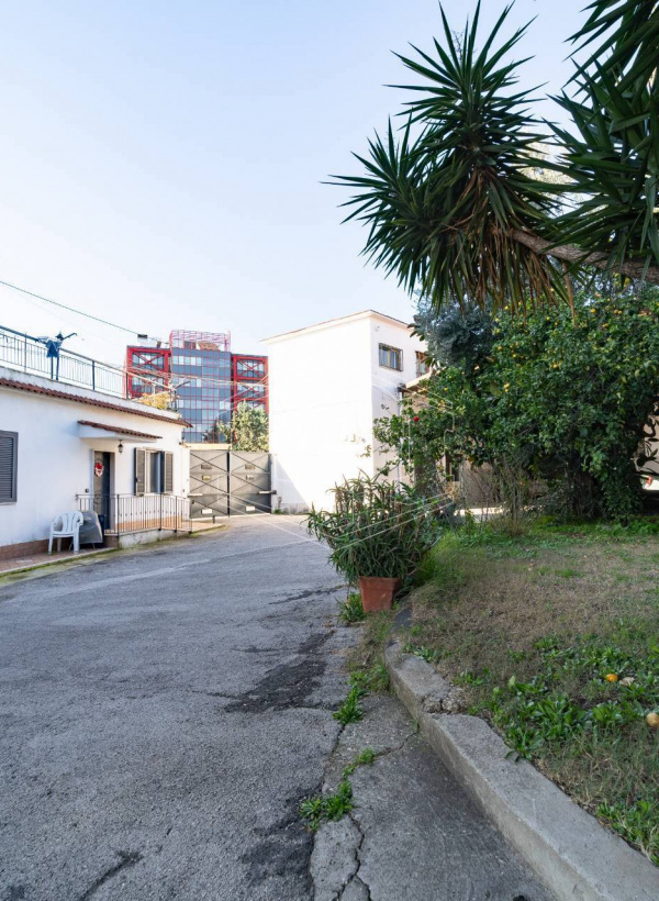 Edificio Commerciale in Via Leopoldo Tarantini 14, Napoli (NA)