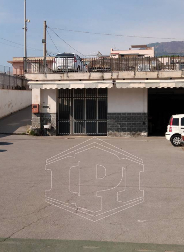 Ampio deposito in Via Nazionale 199, Torre del Greco (NA)