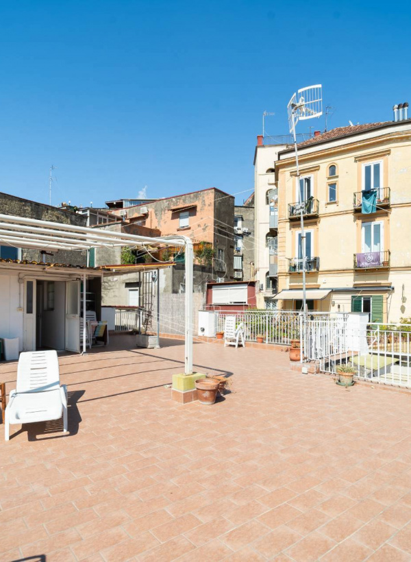 7 vani in Salita Capodimonte 98, Napoli (NA)
