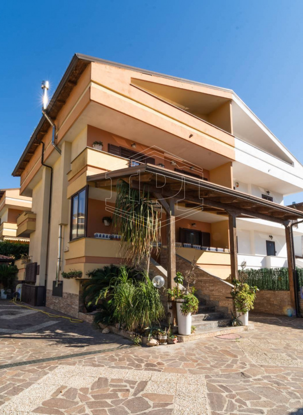 Villa bifamiliare in Via Lago Patria 154, Giugliano in Campania (NA)