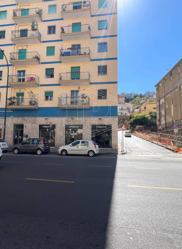 Ampio Locale Commerciale in Via Fuorigrotta 13-15, Napoli (NA)