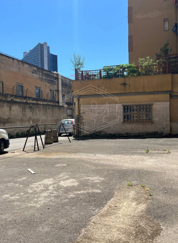 Ampio locale in Via Nuova Poggioreale 33, Napoli (NA)