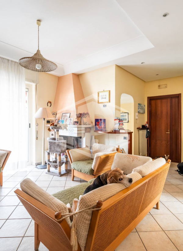 Quadrilocale con terrazzo in Via D. Carafa 58, Napoli (NA)