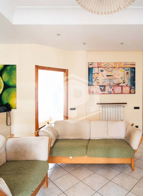 Quadrilocale con terrazzo in Via D. Carafa 58, Napoli (NA)