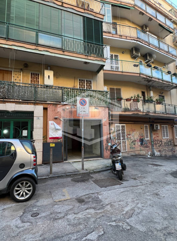 Locale Commerciale in Via Delle Magnolie 13, Portici (NA)