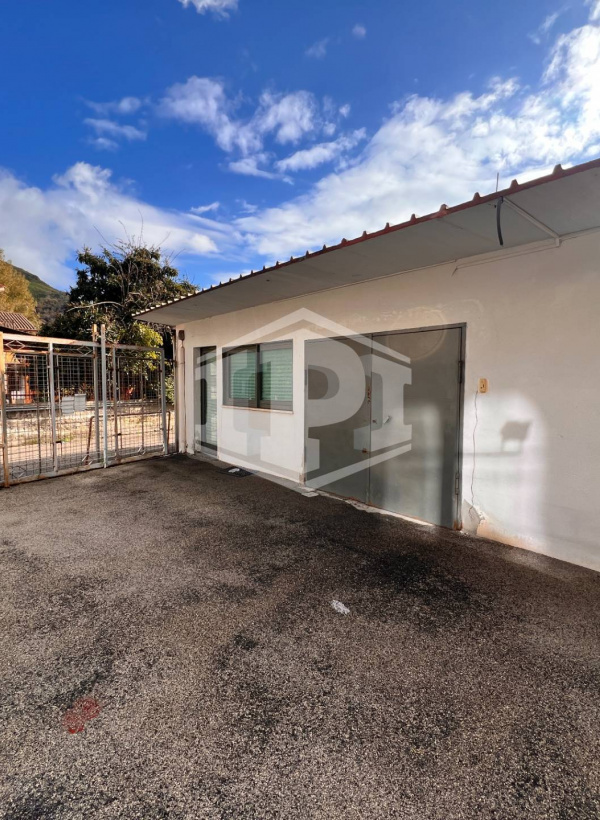 Locale Commerciale in Via Vicinale Campanile 123, Napoli (NA)