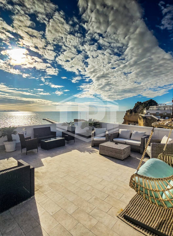 Struttura recettiva sul mare in Bacoli (NA)