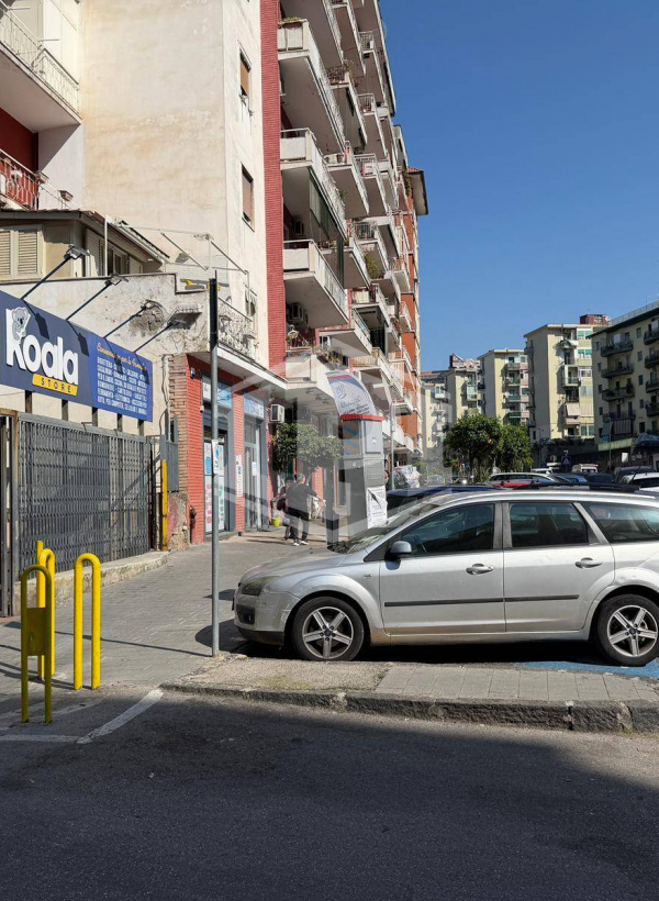 Ampio Locale in Via Consalvo, Napoli (NA)
