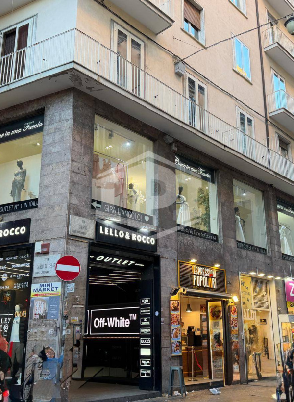 Ampio locale con vetrine su Via Toledo, Napoli (NA)