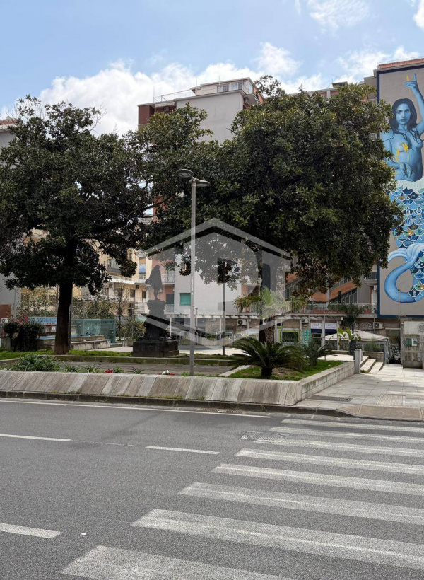Ampio locale in Piazza Muzii 11, Napoli (NA)