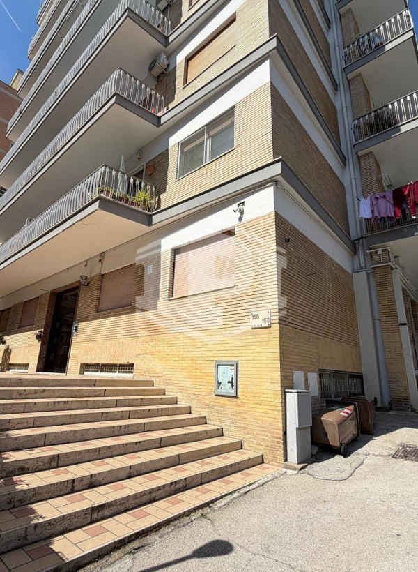 Ampio immobile adatto a vari usi in Parco San Poalo, Napoli (NA)