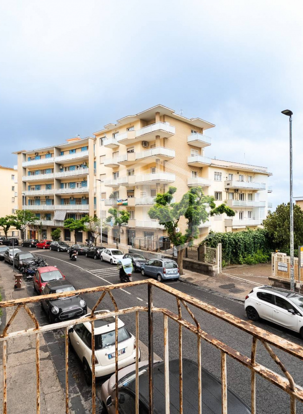 Trilocale in Via Domenico Fontana 150, Napoli (NA)