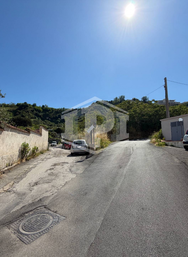 Ampio Locale Deposito in Via Pisciarelli, Pozzuoli (NA)
