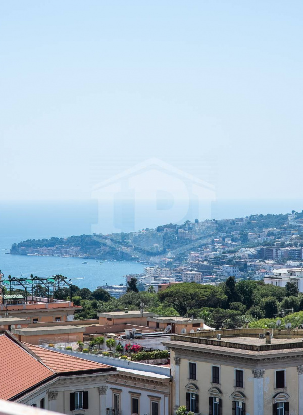 Trilocale con Terrazzo in Via M. Kerbaker 86, Napoli (NA)