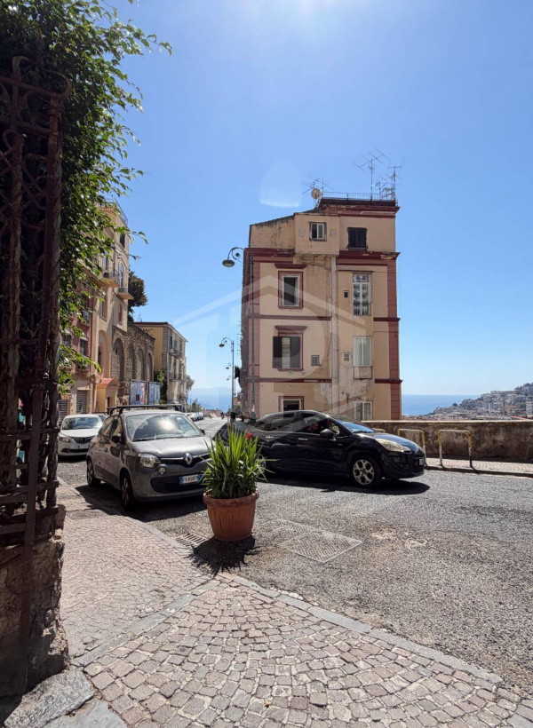 Ampio Locale Uso Garage in Via T. Tasso 169, Napoli (Na)