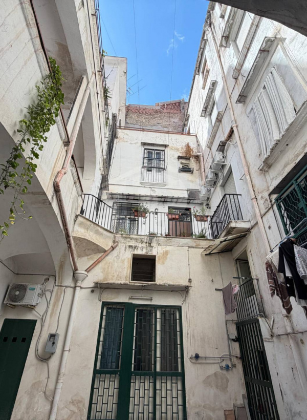 Piccolo Bilocale in Vico Purgatorio ad Arco 28, Napoli (NA)