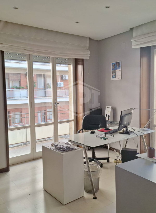 Ampio Ufficio in Via Ponte di Tappia 47, Napoli (NA)