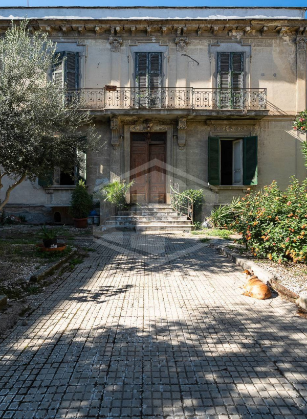 Villa con giardino in Corso Cesare Battisti 100, Cardito (NA)