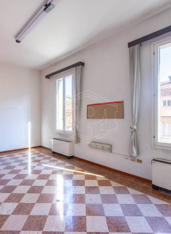 Ampio Trilocale di pregio in Strada Maggiore, Bologna (BO)