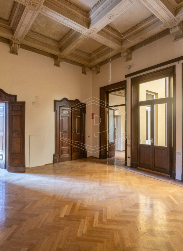 Bilocale con travi in legno in Strada Maggiore, Bologna (BO)