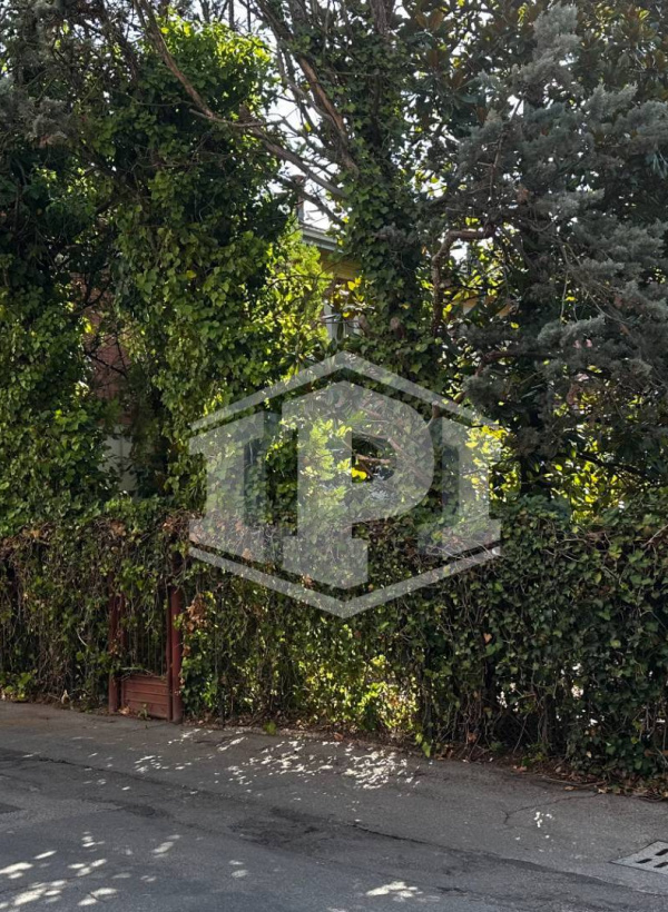 Complesso immobiliare residenziale con corte e posti auto in centro ad Anzola dell'Emilia, (BO)