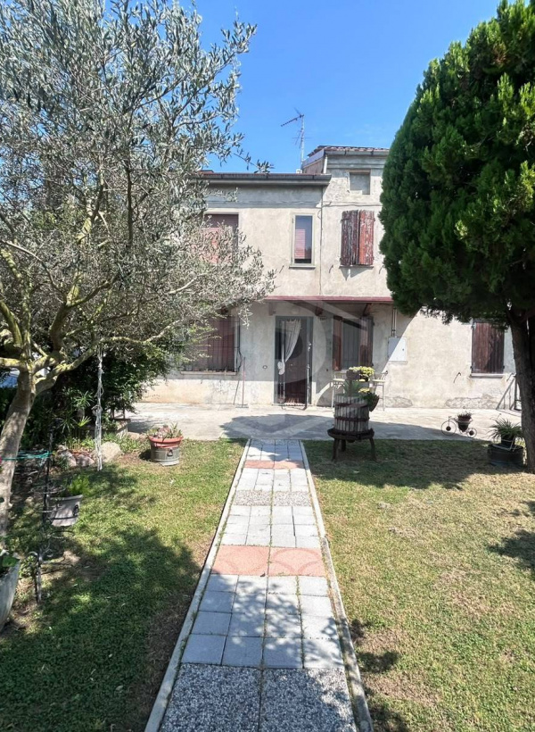 Appartamento in bifamiliare con ampio giardino privato a Copparo (FE)