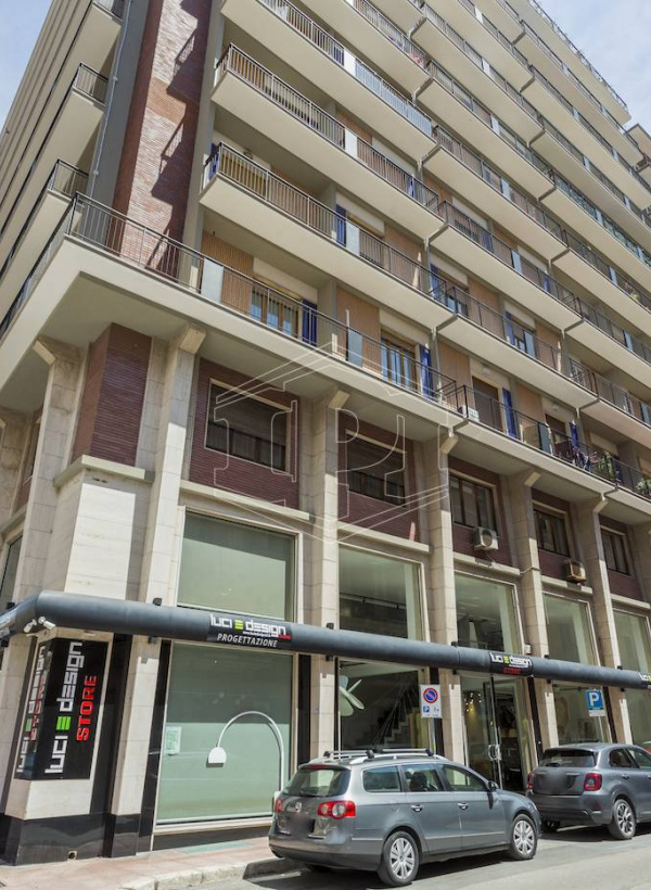 Locale commerciale sito in Via Mazzini 37 - Taranto (TA)