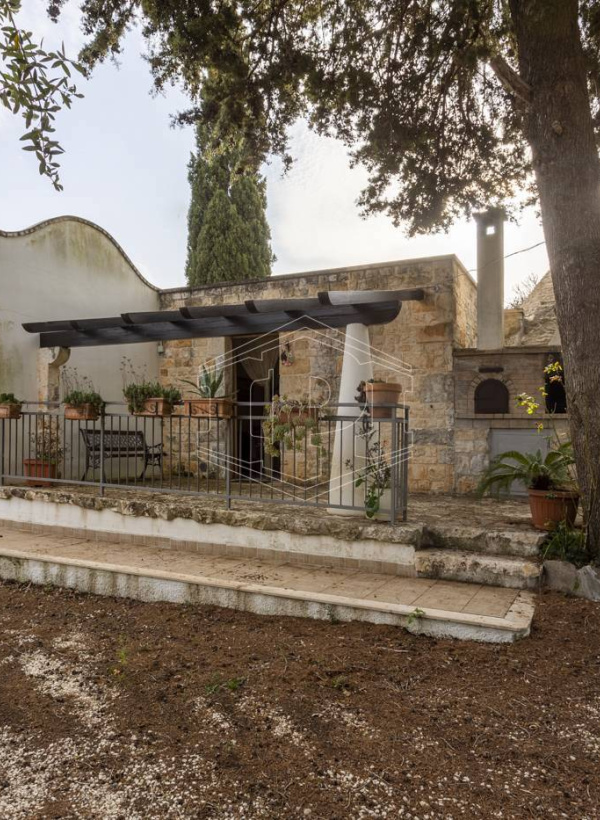 Villa con trullo sito in Contrada Barbagiulo 141/A - Cisternino (BR)