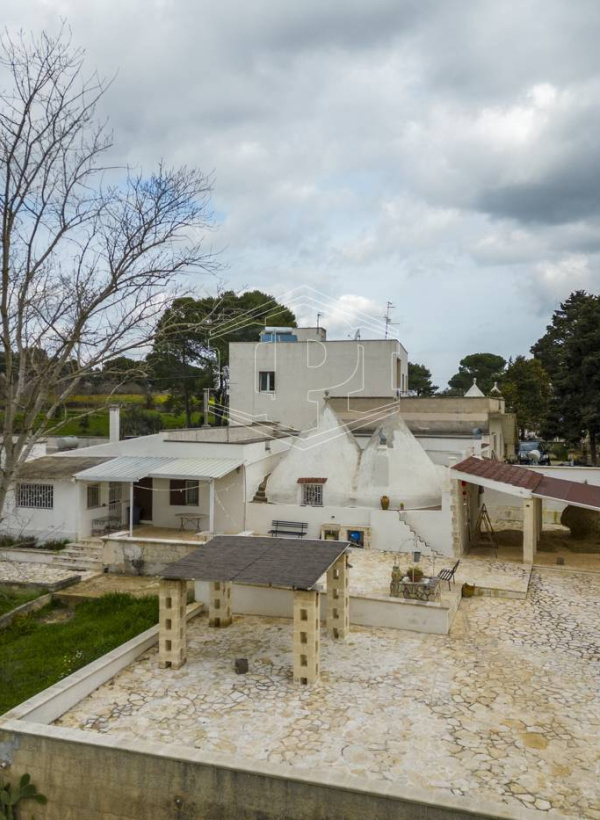 Villa con trulli sita in Contrada Peppuccio 78 - Martina Franca (TA)
