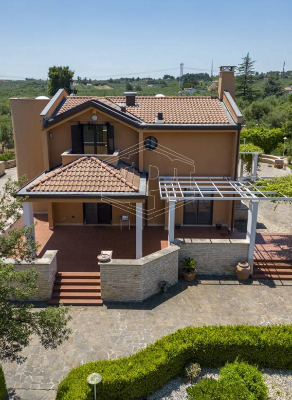 Villa con piscina sita in Viale Dei Gerani 3 - Corato (BA)