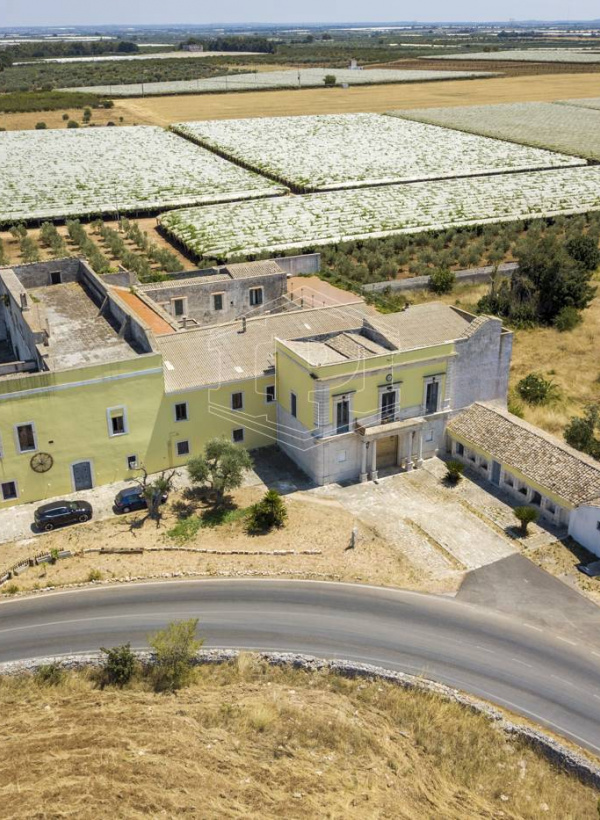 Palazzo storico sito in Strada Statale 95 - Acquaviva Delle Fonti (BA)