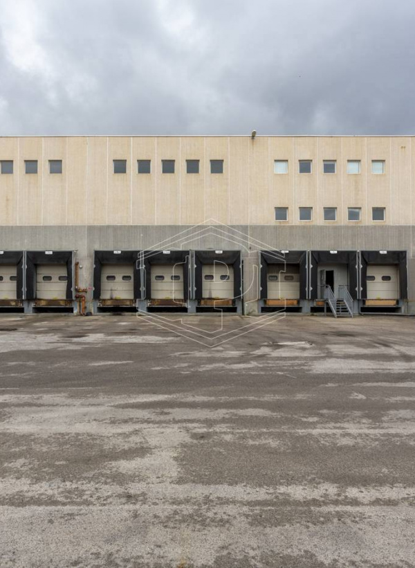 Capannone sito all'interporto in Viale Maestri Del Lavoro - Bari (BA)