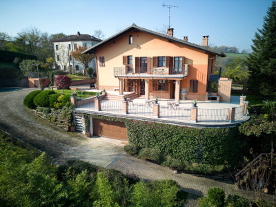 Villa con terreno in Via IV Novembre, Ferrere (AT)