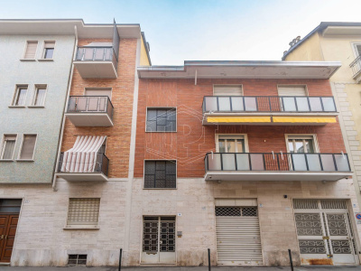 Appartamento con negozio e rimessa in Via Soana (TO)