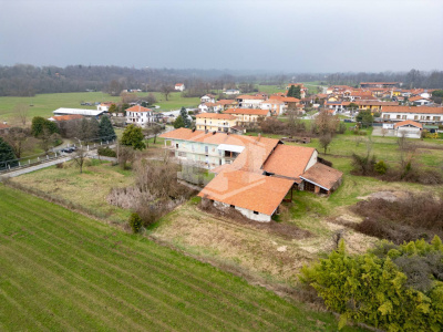 Cascinale con terreno edificabile in Loc. Vastalla, Ciriè (TO)