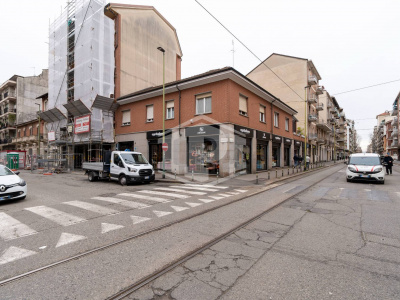 Locale commerciale in Via Borgomanero 43 - Torino
