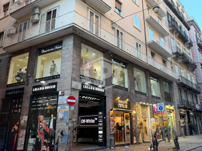 Ampio locale con vetrine su Via Toledo, Napoli (NA)