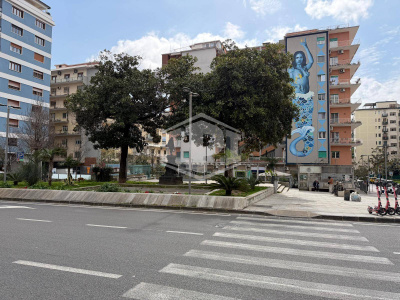 Ampio locale in Piazza Muzii 11, Napoli (NA)