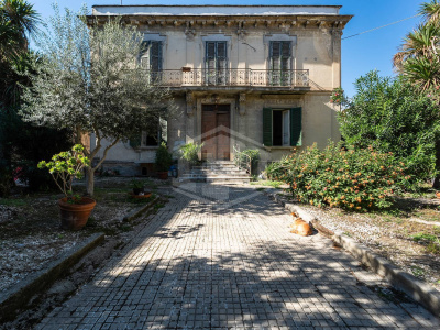 Villa con giardino in Corso Cesare Battisti 100, Cardito (NA)