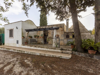 Villa con trullo sito in Contrada Barbagiulo 141/A - Cisternino (BR)