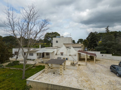 Villa con trulli sita in Contrada Peppuccio 78 - Martina Franca (TA)