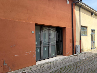 Locale Deposito in Corte Sanac - Porta a Mare (PI)