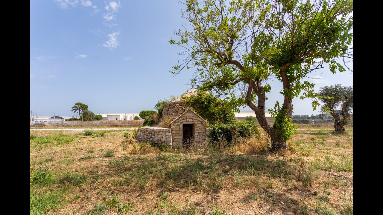 Piazzale con trullo sito in Strada Santa Caterina 18/B - Bari (BA)